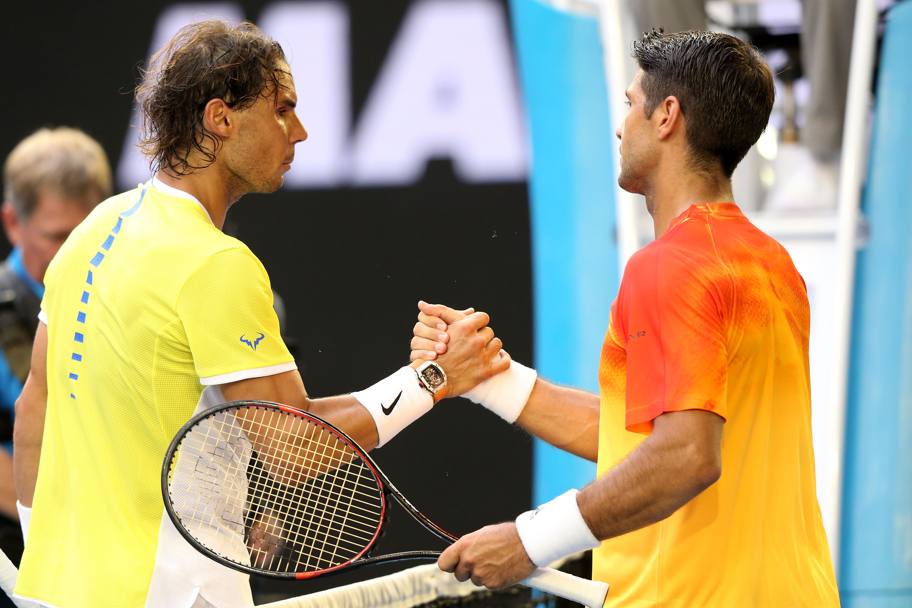 Melbourne, Australia: la stretta di mano tra Rafael Nadal e Fernando Verdasco alla fine del loro incontro terminato con il punteggio di 7-6, 4-6, 3-6, 7-6, 6-2 (GETTY IMAGES)